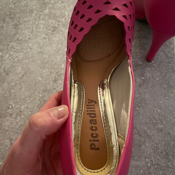 Pink heels with gold accents! - Picture 2 of 5